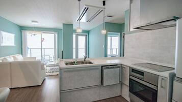 Réfrigérateur, micro-ondes, plaque de cuisson