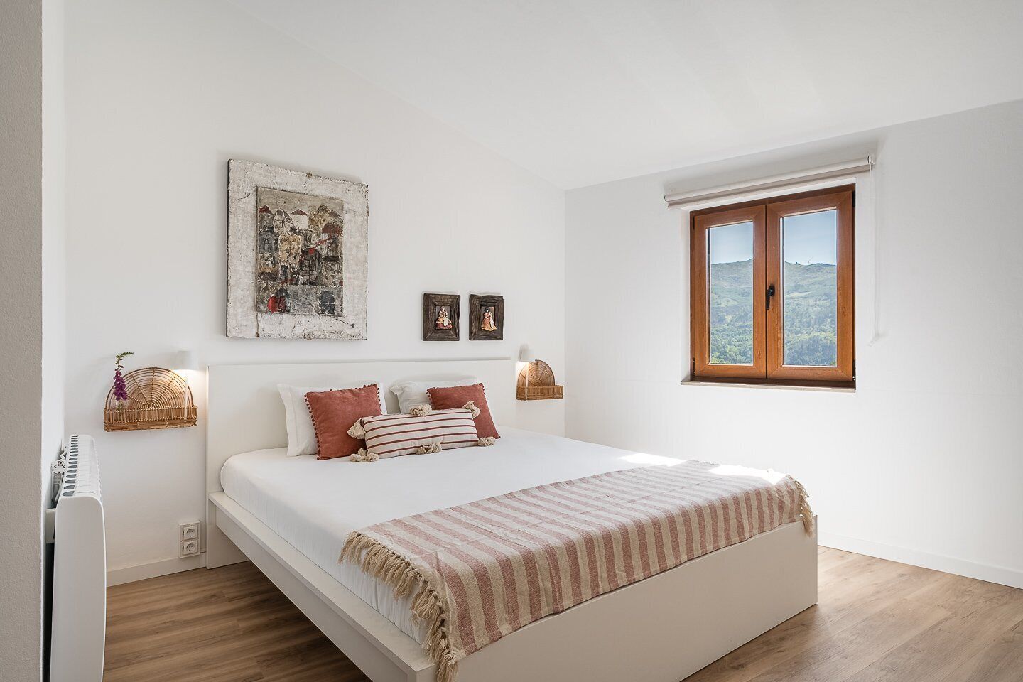 1 quarto, escrivaninha, acesso à internet, roupa de cama