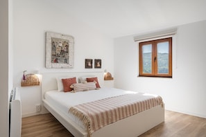 1 quarto, escrivaninha, acesso à internet, roupa de cama