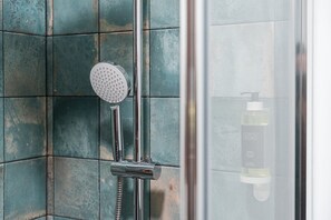 تجهيزات دش، مجففات شعر، مناشف، صابون