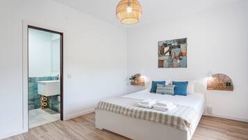 1 bedroom, desk, internet, bed sheets