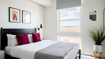 Apartment, Mehrere Betten, Terrasse, Stadtblick (Unit 404) | 2 Schlafzimmer, Bettwäsche