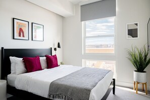 Bloc d'apartaments, diversos llits, pati, vistes a la ciutat (Unit 404) | 2 dormitoris i roba de llit 