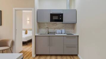 Kühlschrank, Mikrowelle, Herdplatte, Toaster