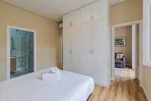 1 chambre, fer et planche à repasser, lit de bébé portatif