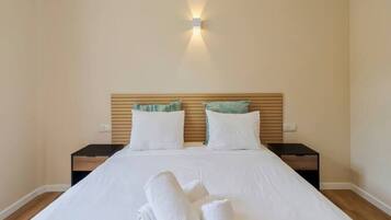 1 quarto, ferros/tåbuas de passar roupa, berço de viagem