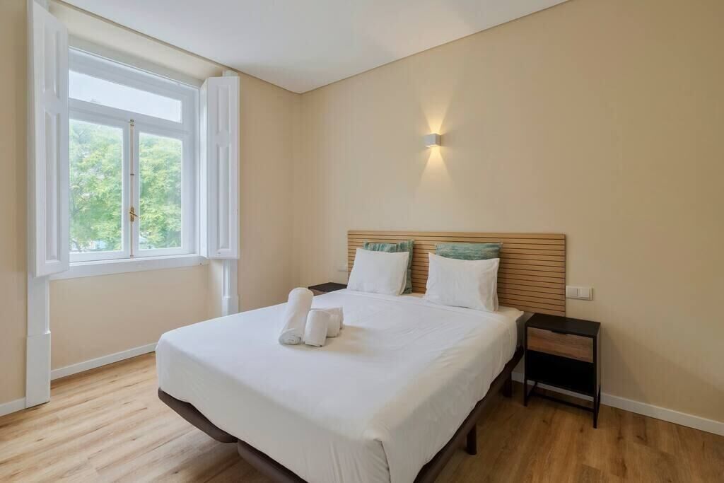 1 quarto, ferros/tábuas de passar roupa, berço de viagem