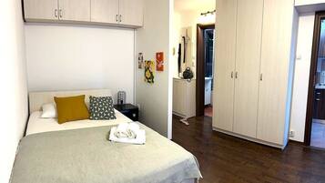 1 habitación, tabla de planchar con plancha, wifi gratis y ropa de cama