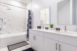 Bathroom - Enchanted Grove by Avantstay 30mins to Disney Private Pool (Davenport)