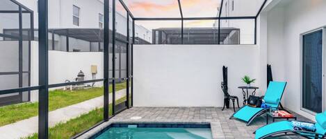 Una piscina al aire libre