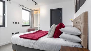 2 habitaciones, escritorio y tabla de planchar con plancha