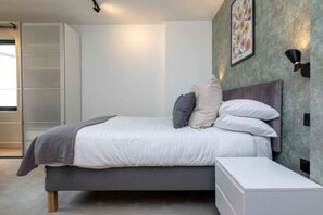 2 bedrooms, iron/ironing board, travel cot, free WiFi - Bright and Spacious Duplex with Private Patio (Greater London)