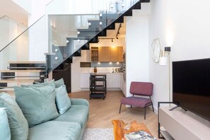 TV - Bright and Spacious Duplex with Private Patio (Greater London)