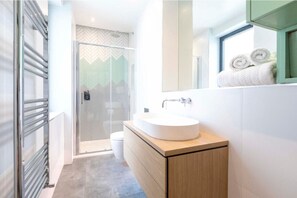 Hair dryer, towels - Bright and Spacious Duplex with Private Patio (Greater London)