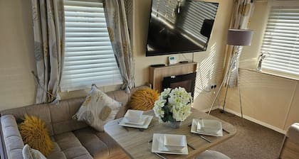 3 Bed Caravan - Sleeps 6 - Pets - Parking - Wifi