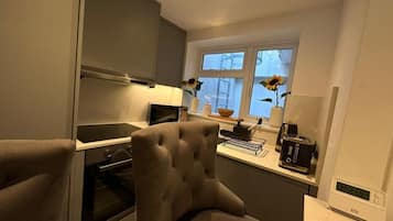Coffee/tea maker, fridge, microwave, oven