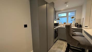 Frigorífico, microondas, horno y placa de cocina