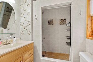 Douche, serviettes fournies, savon, shampooing