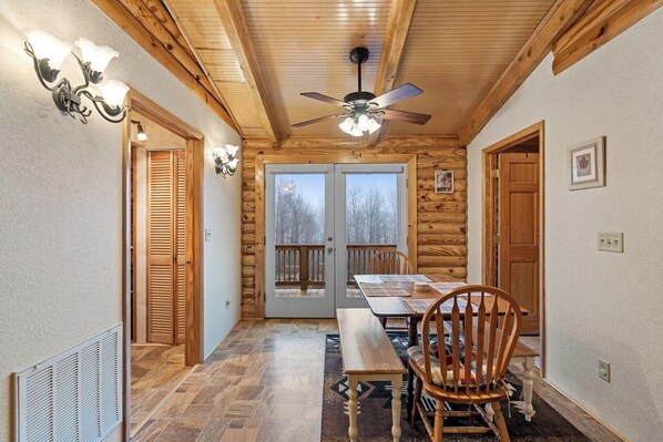 Dining - Sugarloaf Cabin  (Hendersonville)