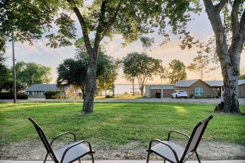 Amazing Lakeview Escape 2-bedroom bungalow in peaceful Lone Oak