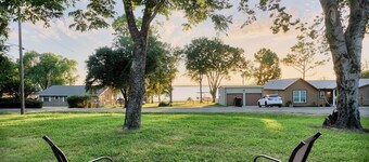 Amazing Lakeview Escape 2-bedroom bungalow in peaceful Lone Oak