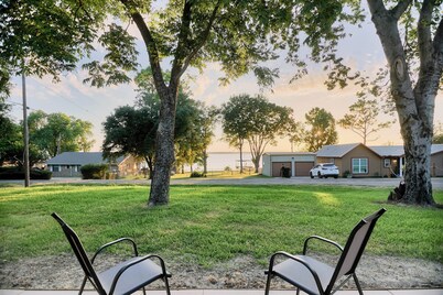 Amazing Lakeview Escape 2-bedroom bungalow in peaceful Lone Oak