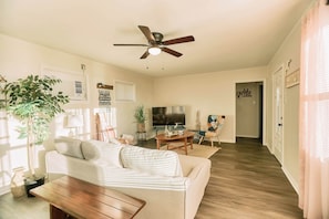 Smart TV - Amazing Lakeview Escape 2-bedroom bungalow in peaceful Lone Oak (Lone Oak)