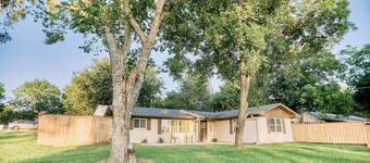 Amazing Lakeview Escape 2-bedroom bungalow in peaceful Lone Oak