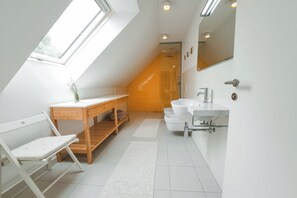 Dusche, Bidet, Handtücher