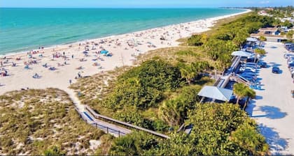 3 BR Charming cozy coastal house🐬minutes away from Siesta Key & Venice beach