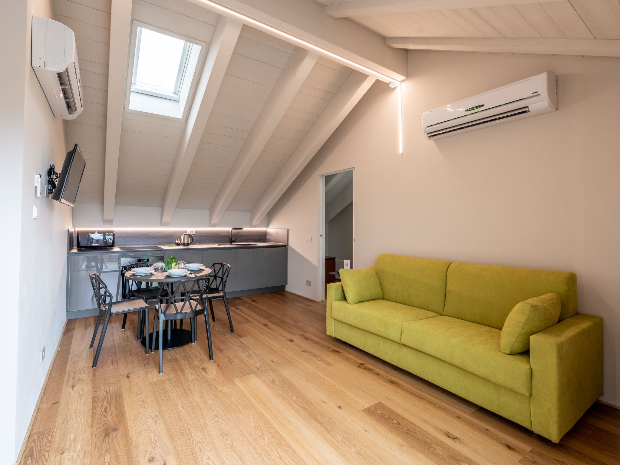 Eine moderne Loft-Wohnung mit Essbereich, Küche und Wohnraum.