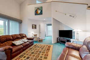 TV - Bright lakefront condo with balcony, great views, hot tub & pool (Kimberling City)