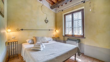 9 bedrooms, free WiFi, bed sheets