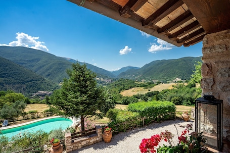 Pool. Apartment 'Casale Rosso' with Private Pool, Private Terrace and Wi-Fi