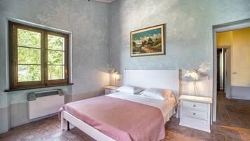 9 bedrooms, free WiFi, bed sheets