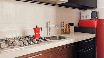 Kühlschrank, Herdplatte, Wasserkocher mit Kaffee-/Teezubehör