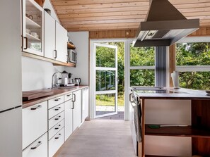 Kjøleskap, mikrobølgeovn, ovn og oppvaskmaskin