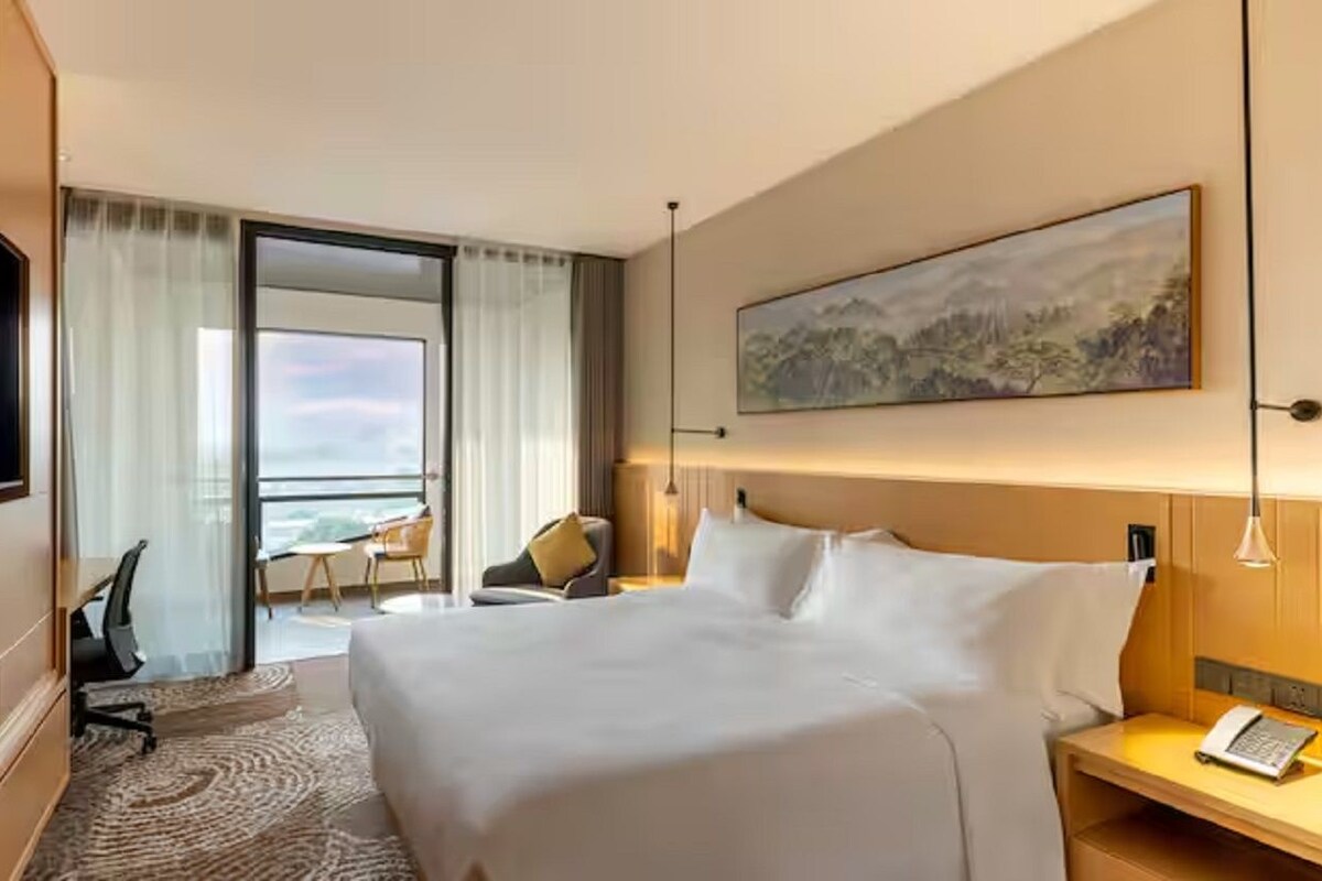 King Guest Room W Balcony