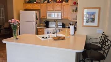 Jääkaappi, mikroaaltouuni, uuni, liesi