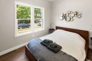 2 bedrooms, iron/ironing board, WiFi, bed sheets - Mid-Century Connection | Nestled Amid Universities (Sioux Falls)