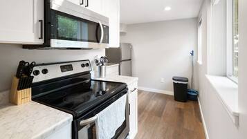 Kylskåp, mikrovågsugn, ugn och spishäll