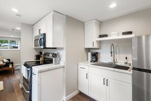 冷蔵庫、電子レンジ、オーブン、コンロ