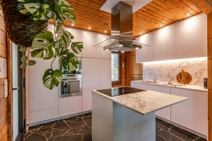 Réfrigérateur, four à micro-ondes, un four, surface de cuisson