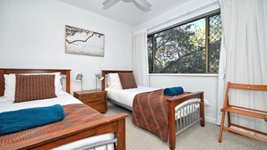 3 bedrooms, iron/ironing board, WiFi (free), bed sheets - Enjoy waterfront views and a short walk to the beach, restaurants and cafes. (Mooloolaba)