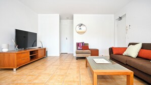 Smart TV, books - Enjoy waterfront views and a short walk to the beach, restaurants and cafes. (Mooloolaba)