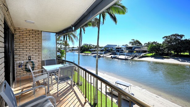 Outdoor dining - Enjoy waterfront views and a short walk to the beach, restaurants and cafes. (Mooloolaba)
