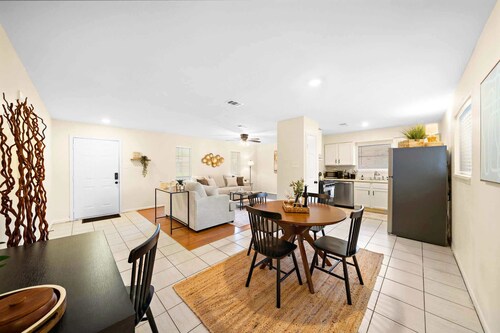 Modern Seabrook Getaway: Cozy Rooms | Yard | BBQ