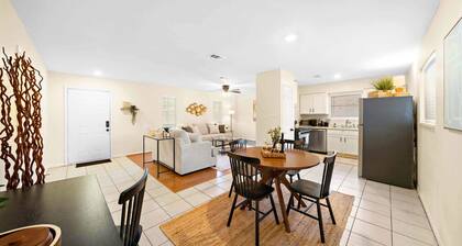 Modern Seabrook Getaway: Cozy Rooms | Yard | BBQ