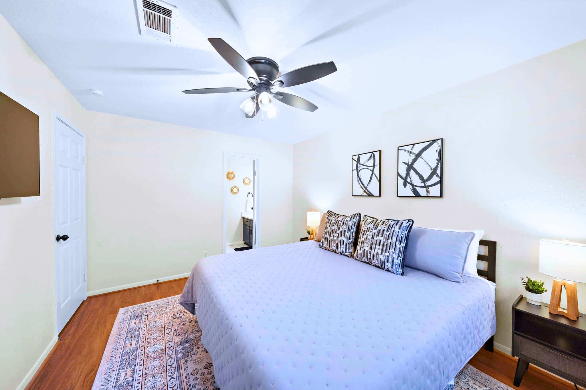 3 habitaciones, tabla de planchar con plancha, wifi y ropa de cama 