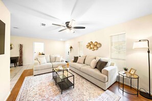 TV, offices - Modern Seabrook Getaway: Cozy Rooms | Yard | BBQ (Seabrook)